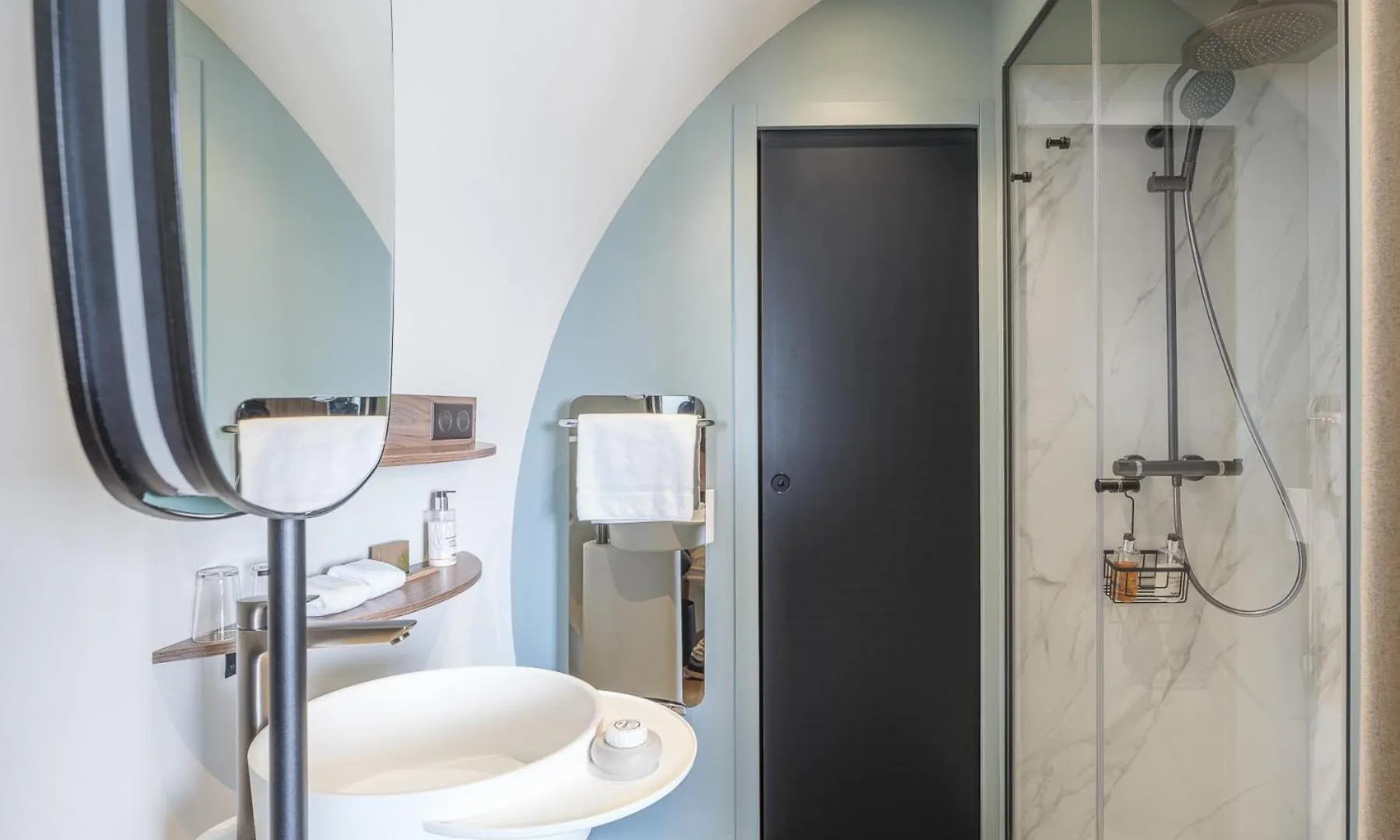 L'Essenciel Hotel Pire-sur-Seiche 4*,